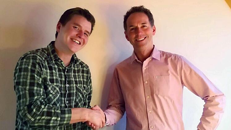 Der Vorsitzende der PWG, Jonathan Kirchner (links), gratuliert seinem neuen Stellvertreter, Jürgen Lang, zur Wahl. Da die bisherige Vorsitzende, Birgit Poeck-Kleinhenz verhindert war, wird ihr zu einer anderen Gelegenheit für Ihren Einsatz gedankt. Foto: Beatrix Lieb