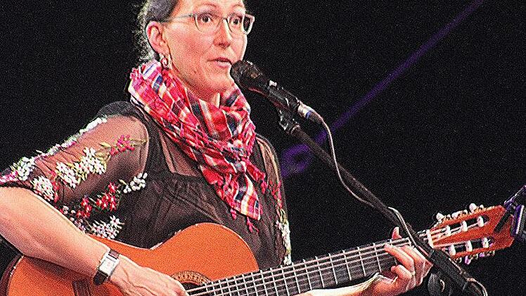 Mit ihrem Programm "Genau richtig!" traf Martina Schwarzmann im Schönen Hof der Plassenburg den Geschmack ihres Publikums. Foto: Sonny Adam