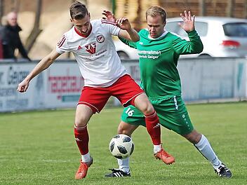 Philipp Hörnes (weißes Trikot) ist mit fünf Treffern der zweiterfolgreichste Torjäger beim SV Memmelsdorf nach Dominik Sperlein (8 Tore). Hier setzt er sich im Rückspiel der Vorsaison (Endstand 1:1) gegen den Friesener Felix Müller durch. Foto: Lisa Hümmer