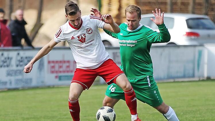 Philipp Hörnes (weißes Trikot) ist mit fünf Treffern der zweiterfolgreichste Torjäger beim SV Memmelsdorf nach Dominik Sperlein (8 Tore). Hier setzt er sich im Rückspiel der Vorsaison (Endstand 1:1) gegen den Friesener Felix Müller durch. Foto: Lisa Hümmer