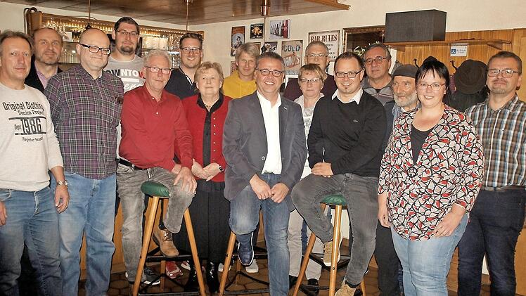 Zusammen mit Kreisvorsitzenden Dr. Ralf Pohl (2.v.li) und Bürgermeisterkandidat Jürgen Deuerling (Mitte) stellen sich die Kandidaten der SPD-Liste vor. Es fehlt Tamara Wachter. Foto: Susanne Deuerling
