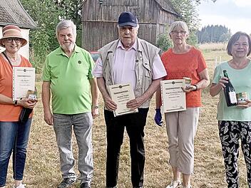 Josef Daum, stellvertretender Vorsitzender des Hauptvereins (Zweiter von links), &uuml;berreichte das Ehrenzeichen des Frankenwaldvereins in Silber an (von links) Silke Wachter, Manfred Wunder und Margarete Wunder-Blinzler. Andrea Wolf (rechts) erhielt...