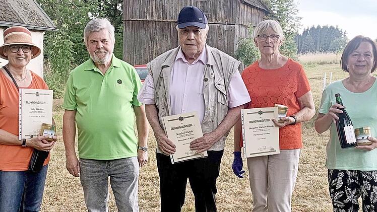 Josef Daum, stellvertretender Vorsitzender des Hauptvereins (Zweiter von links), &uuml;berreichte das Ehrenzeichen des Frankenwaldvereins in Silber an (von links) Silke Wachter, Manfred Wunder und Margarete Wunder-Blinzler. Andrea Wolf (rechts) erhielt...