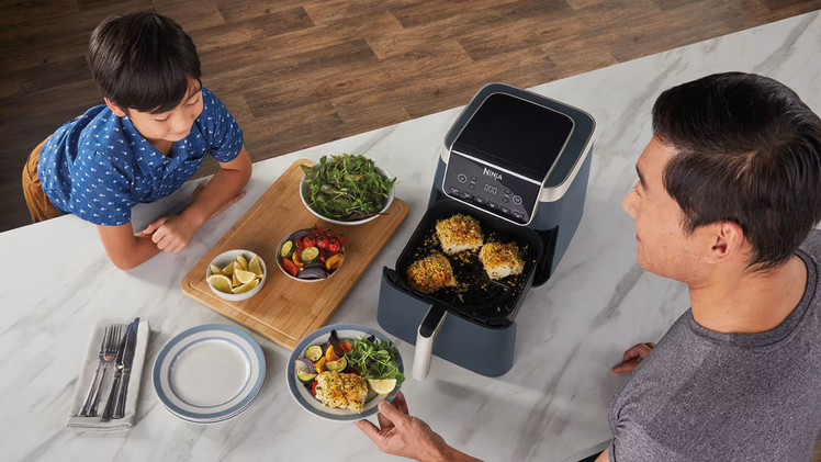 Der Ninja Airfryer überzeugt mit schneller Heißluftzirkulation für knusprige Ergebnisse ohne viel Öl. Ideal für eine gesunde und zeitsparende Küche.