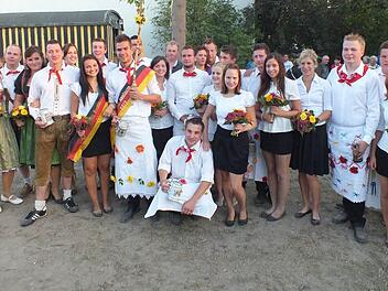 Zwölf Paare beteiligten sich am "Maien rausdanzn". Foto: Manfred Welker