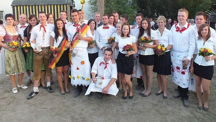 Zwölf Paare beteiligten sich am "Maien rausdanzn". Foto: Manfred Welker