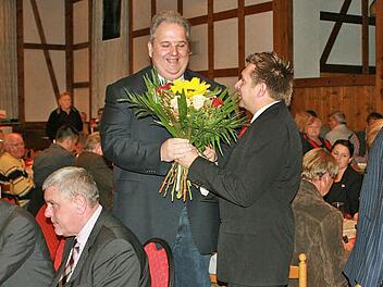 Mit 63 zu 57 Stimmen wurde Dressel am 21. September in Weidhausen als Bundestagskandidat nominiert. Hier gratulieren die SPD-Kreisvorsitzenden der Verbände Coburg-Land, Carsten Höllein (mit Blumenstrauß) und Kronach, Ralf Pohl. Ernstere Gesichter machen zwei von Dressels damaligen Konkurrenten, Marc Stichert (links) und Norbert Tessmer (daneben). Fotos: CT-Archiv