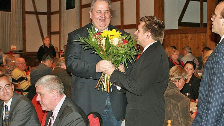 Mit 63 zu 57 Stimmen wurde Dressel am 21. September in Weidhausen als Bundestagskandidat nominiert. Hier gratulieren die SPD-Kreisvorsitzenden der Verbände Coburg-Land, Carsten Höllein (mit Blumenstrauß) und Kronach, Ralf Pohl. Ernstere Gesichter machen zwei von Dressels damaligen Konkurrenten, Marc Stichert (links) und Norbert Tessmer (daneben). Fotos: CT-Archiv