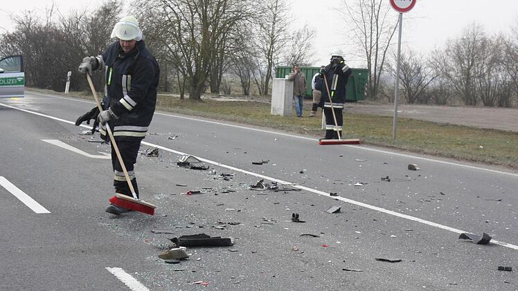 Die Feuerwehr bei den Aufräumarbeiten. Foto: Sonja Werner
