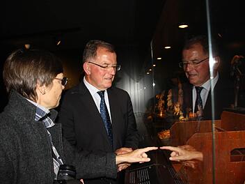 Birgit Schmalz führte Dotzel durch die Ausstellung "Spielzeugwelt".