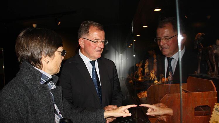 Birgit Schmalz führte Dotzel durch die Ausstellung "Spielzeugwelt".