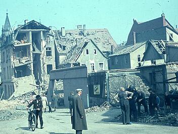 Die Brauhausstraße nach dem Angriff: Zwei Frauen (links im Bild) gehen mit einem Kind spazieren. Foto: Stadtarchiv Fulda