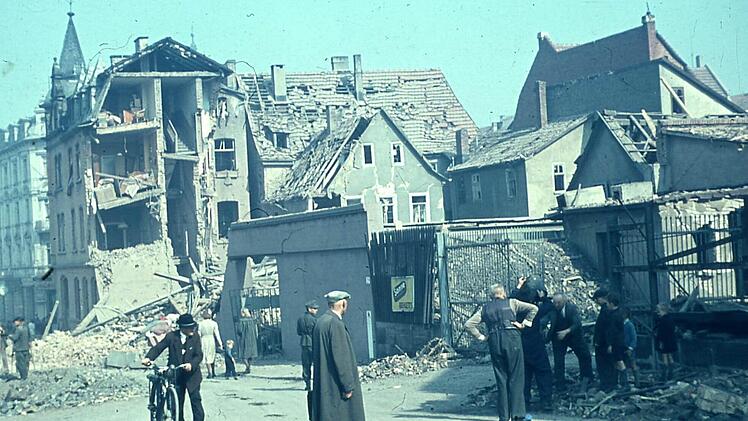Die Brauhausstraße nach dem Angriff: Zwei Frauen (links im Bild) gehen mit einem Kind spazieren. Foto: Stadtarchiv Fulda