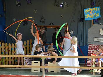 Flederlilly lernt den Blumentanz. Beim Musical in Premich drehte sich alles um Fledermäuse. Foto: Björn Hein