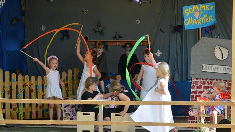 Flederlilly lernt den Blumentanz. Beim Musical in Premich drehte sich alles um Fledermäuse. Foto: Björn Hein