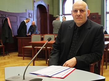Der Gutachter Thomas Wenske aus Erlangen, stellvertretender Chefarzt der Klinik für Forensische Psychiatrie, bereitet sich am Dienstag auf seine Aussage im Bayreuther Missbrauchsprozess vor. Sie dauert den ganzen Verhandlungstag.  Foto: Stephan Tiroch