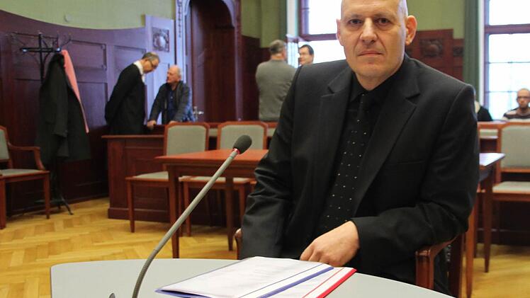 Der Gutachter Thomas Wenske aus Erlangen, stellvertretender Chefarzt der Klinik für Forensische Psychiatrie, bereitet sich am Dienstag auf seine Aussage im Bayreuther Missbrauchsprozess vor. Sie dauert den ganzen Verhandlungstag.  Foto: Stephan Tiroch