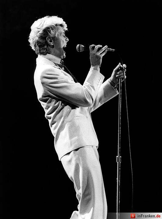 Rockmusker David Bowie zum Auftakt seiner Welttournee in der Festhalle in Frankfurt am Main am 20.05.1983. Foto: Jürgen Dürrwald/dpa