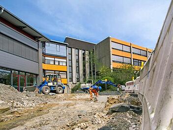 Am Schulzentrum laufen die Arbeiten im Außenbereich. Foto: Marian Hamacher
