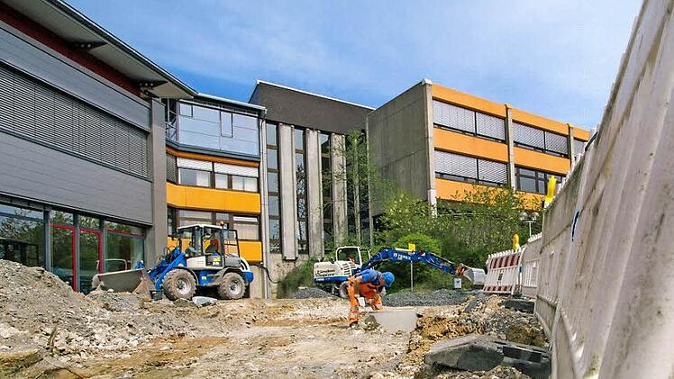 Am Schulzentrum laufen die Arbeiten im Außenbereich. Foto: Marian Hamacher