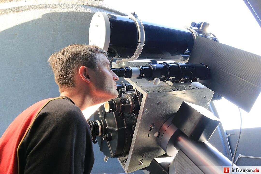 Merkur schiebt sich vor die Sonne