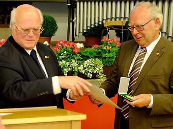 Ehrenvorsitzender Edgar Hirt (rechts) erhielt die "Verdienstmedaille der Europa-Union Deutschland in Gold" aus der Hand des stellvertretenden Landesvorsitzenden Anton Freiherr von Cetto. Foto: Gerd Schaar