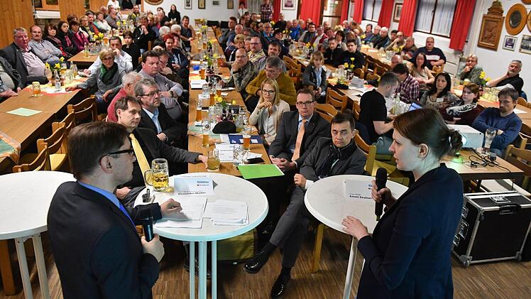 Wie lässt sich die schwierige Verkehrssituation in Stadtsteinach bis zum Bau der Umgehung verbessern? Darüber diskutierte im voll besetzten Schützenhaus Rundschau-Redaktionsleiter Alexander Müller mit der Bundestagsabgeordneten Emmi Zeulner und vielen weiteren Gästen und Bürgern. Foto: Ronald Rinklef