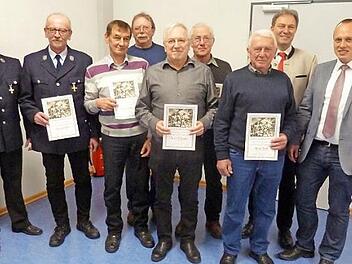 Diese Mitglieder halten dem Feuerwehrverein Steinbach am Wald seit 40, 50 und 60 Jahren die Treue, wofür sie Dankurkunden erhielten  Fotos: Feuerwehr Steinbach