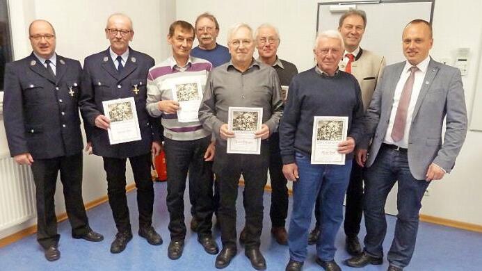 Diese Mitglieder halten dem Feuerwehrverein Steinbach am Wald seit 40, 50 und 60 Jahren die Treue, wofür sie Dankurkunden erhielten  Fotos: Feuerwehr Steinbach