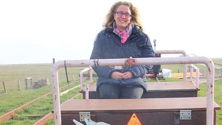 Alina Ciesielski vom Tourismusbüro der Halligen Langeneß und Oland hat wahrscheinlich die schönste Lore der Welt. Loren sind Schienenwagen mit Motor. Der Besitz eines solchen Wagens ist ausschließlich Halligleuten von Langeneß und Oland vorbehalten.Diana Fuchs