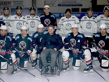 Petr Krepelka inmitten von "Hawks" und "Black Bears". Bei seinem zweiten Besuch wurde der 24-Jährige begeistert empfangen.  Foto: Ralf Naumann