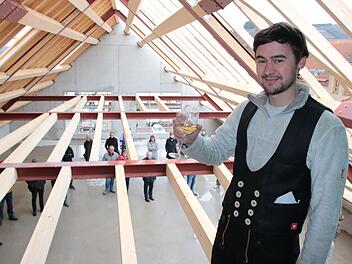 Den traditionellen Richtspruch trug Zimmerermeister Axel Rehwald im Dachstuhl des Bürgerhauses vor.
