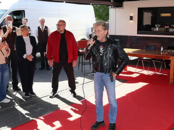 Peter Maffay spendet Gitarre f&uuml;r Coburger Sozialkaufhaus