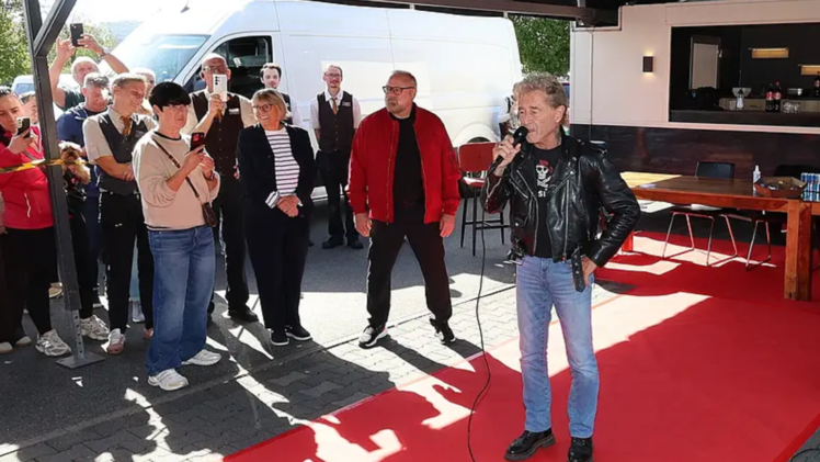 Peter Maffay spendet Gitarre f&uuml;r Coburger Sozialkaufhaus