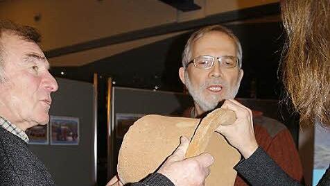 Besucher des Vortrags diskutieren die Wirkungsweise des Keramik-Filters, der aufgrund vieler kleinster Poren von nur geringem Gewicht ist. Fotos: Stephanie Elm