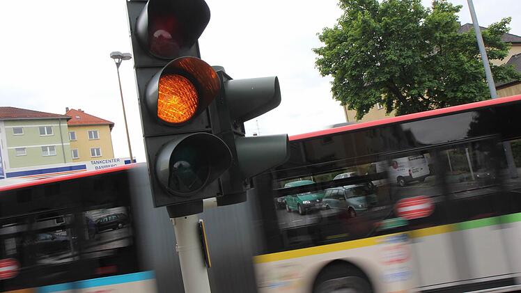 Die Lichtzeichen an der untergeordneten Brennerstraße zeigen Blinklicht.