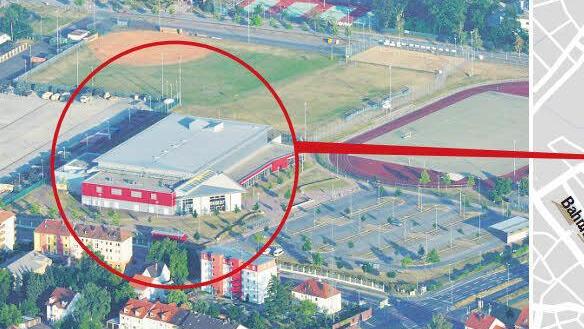 Die Halle zwischen Zollnerstraße und Berliner Ring liegt gleich neben einer Sportfläche und einem Parkplatz.