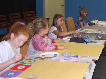 Im Kinderatelier: emsige Kunstmaler bei der Arbeit. Fotos: Andreas Welz
