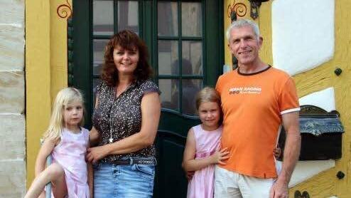 Die Familie steht vor ihrem Haus: Mit Recht stolz können Manuela und Peter Hofmann auf die vorbildliche Sanierung ihres ehemals verfallenen Wohnhauses in der Seßlacher Pfarrgasse sein. Foto: Bettina Knauth