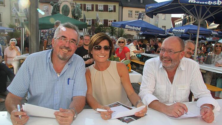 Die Jury hatte es nicht leicht: BR-Verlagsleiter Bernd Seidel, Stadträtin Heike Vogel und Albin Korn vom Autohaus Korn & Schwenk (von rechts) kürten Anja-Silvia Baderschneider-Eichner zum Shopping-Star. Foto: Sonja Adam