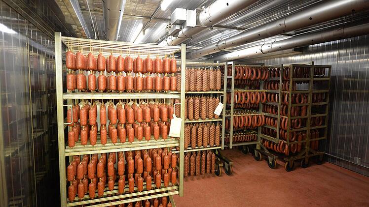 Die Salami wird getrocknet. Foto: Ronald Rinklef
