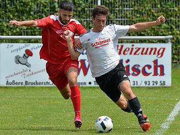 Der ASV Möhrendorf (weiße Trikots) hatte beim Turnier in Niederlindach im Halbfinale keine Mühe mit dem BSC Erlangen und setzte sich auch im Endspiel souverän mit 2:0 durch. Foto: Picturedreams