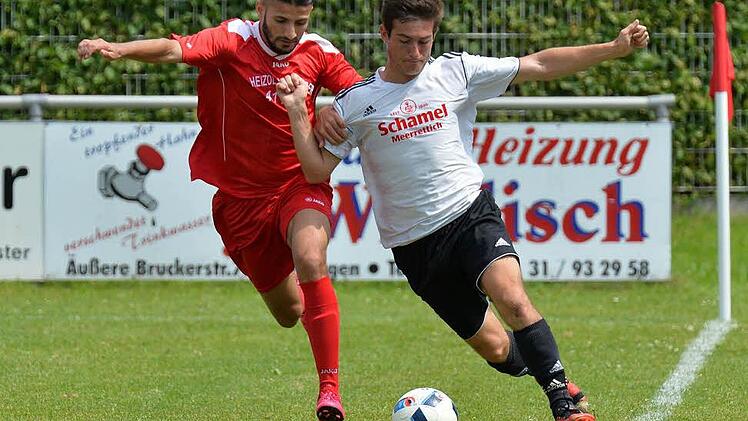Der ASV Möhrendorf (weiße Trikots) hatte beim Turnier in Niederlindach im Halbfinale keine Mühe mit dem BSC Erlangen und setzte sich auch im Endspiel souverän mit 2:0 durch. Foto: Picturedreams