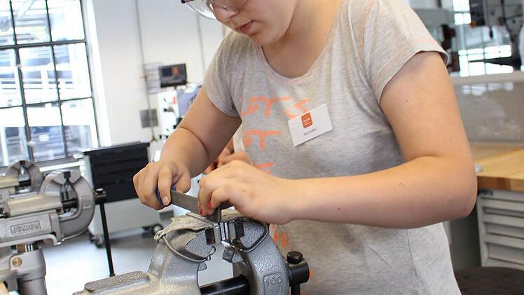 Alina Kittel feilt an einem Metall-Anhänger für ihre Schwester. Foto: Ulrike Nauer