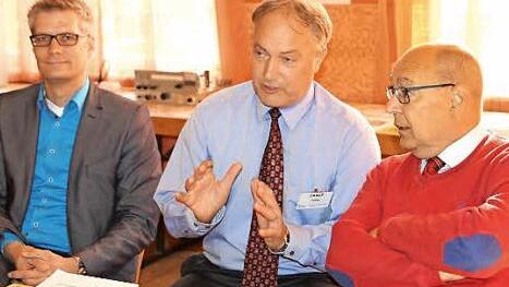Uwe Kirschstein, Peter Ahrbecker und Franz Stumpf (v.&nbsp;l.) unterhalten sich &uuml;ber das Thema Amateurfunk.  Foto: privat