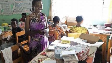 Eine Arbeiterin bei der Herstellung von Grußkarten. Foto: Raschke