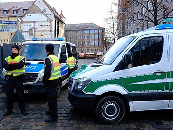 In Nürnberg wird die Polizei den Christkindlesmarkt nach dem Attentat von Berlin stärker bewachen. An den Eingängen stehen Beamte mit Maschinenpistolen. Foto: Nikolas Pelke