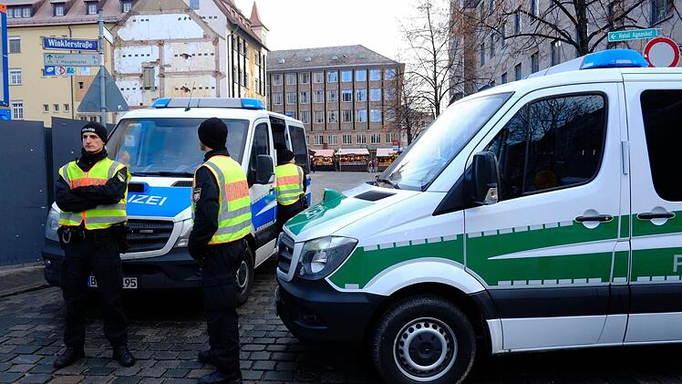 In Nürnberg wird die Polizei den Christkindlesmarkt nach dem Attentat von Berlin stärker bewachen. An den Eingängen stehen Beamte mit Maschinenpistolen. Foto: Nikolas Pelke