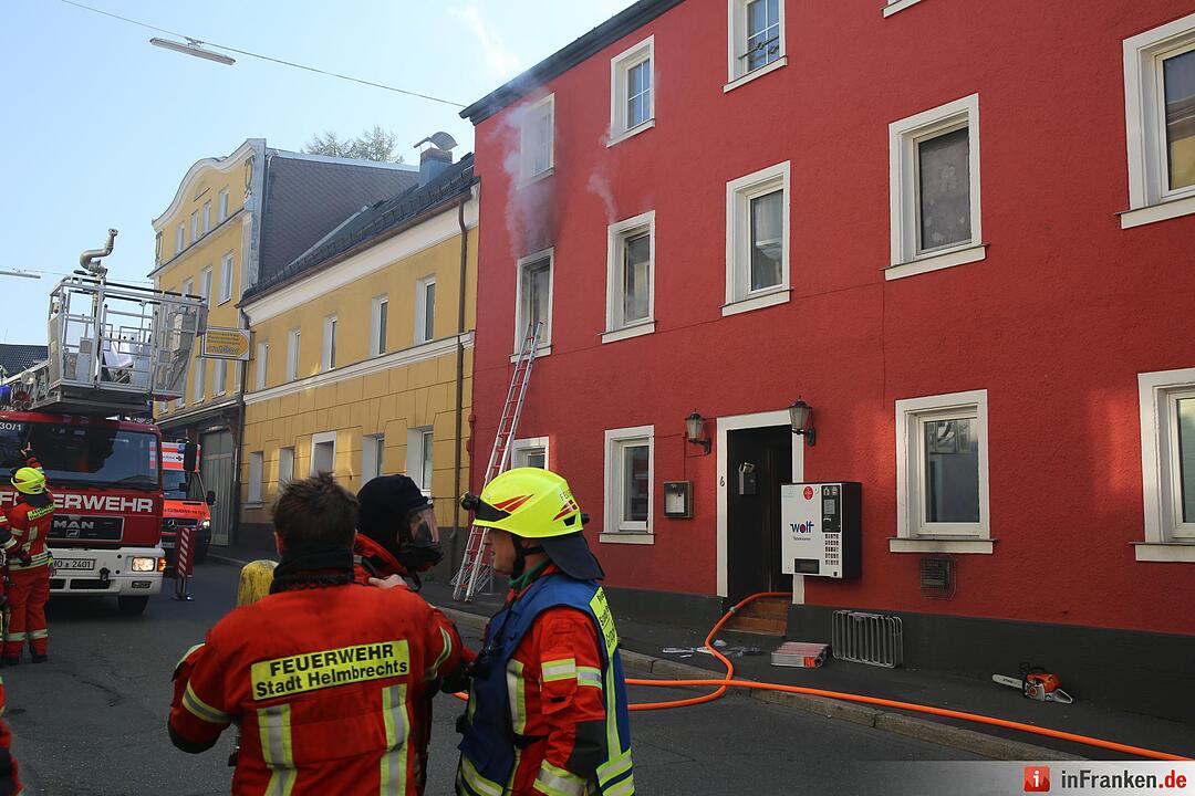 Sieben Verletzte bei Wohnhausbrand im Kreis Hof– 34-Jährige schwebt in Lebensgefahr