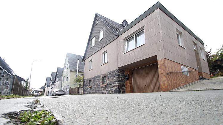 Gleich nebenan wurde eine gelbe Hausfassade ins Grau der 70er Jahre getaucht. Foto: Marian Hamacher